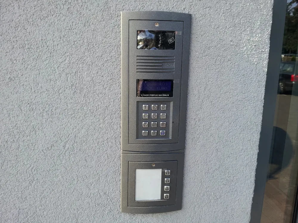 Rozbudowany panel wejściowy