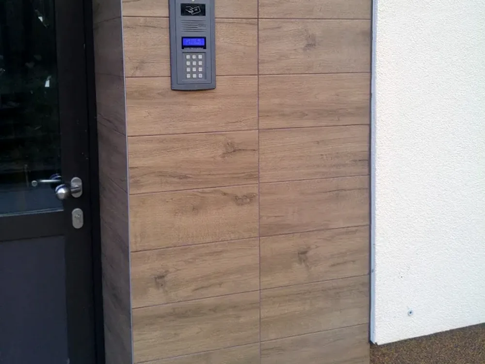Panel na nowoczesnej elewacji